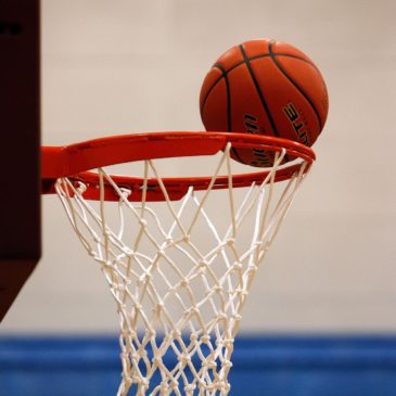 Koszykówka – zawody międzyszkolne dziewcząt i chłopców.