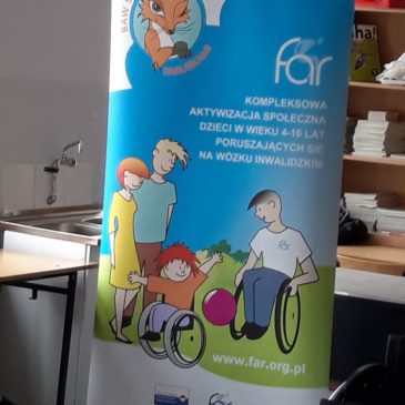 Warsztaty prowadzone przez instruktorów FAR dotyczące integracji dzieci na wózkach inwalidzkich w środowisku szkolnym.
